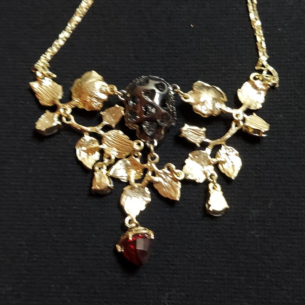 Betsy Johnson skull and roses necklace 🌹 - Picture 5 of 8